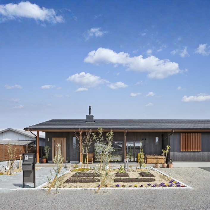 土間リビングに薪ストーブのある平屋