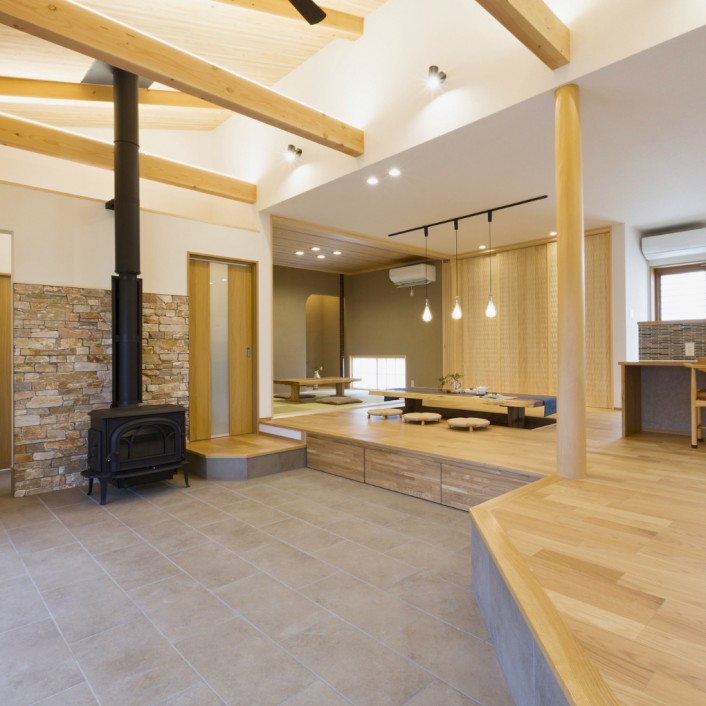 土間リビングに薪ストーブのある平屋